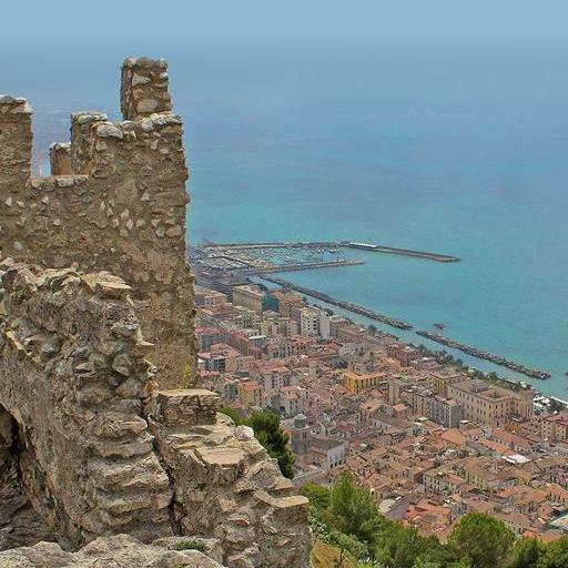 Scorcio panoramico dalle mura del castello - Mercy via Wikimedia Commons